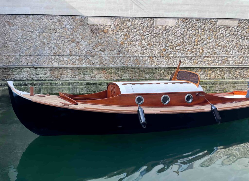 Bateau traditionnel naviguant sur la Seine dans le cadre d'une croisière privée.
