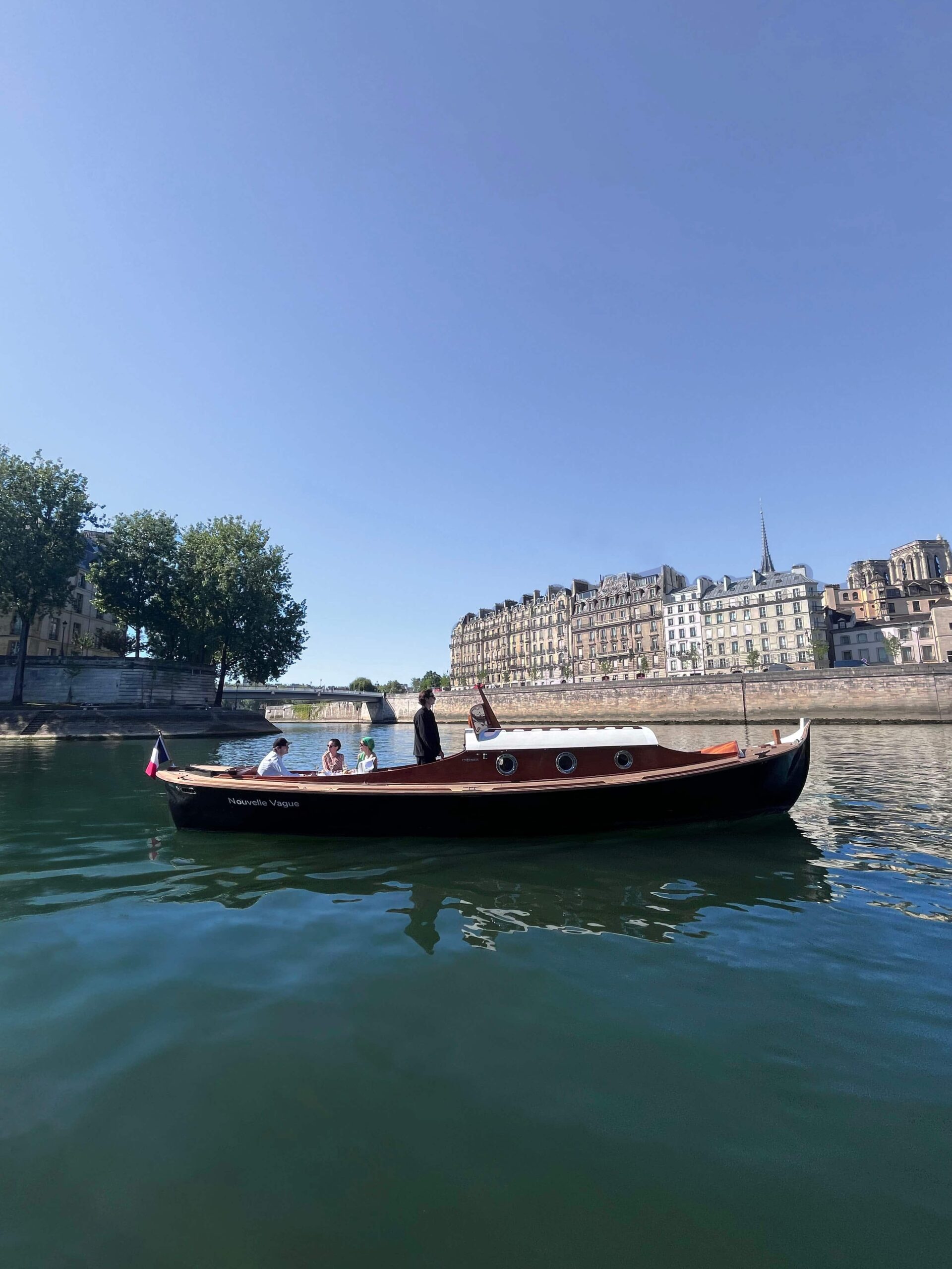 Croisière privée à Paris devant la cathédrale Notre-Dame.