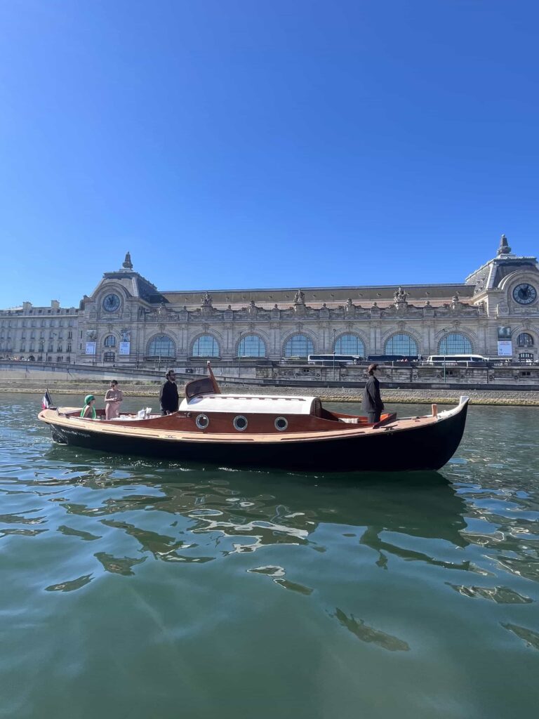 Un bateau de croisière privée à Paris passe devant la musée d'Orsay. Belle vue du musée d'Orsay depuis la Seine.