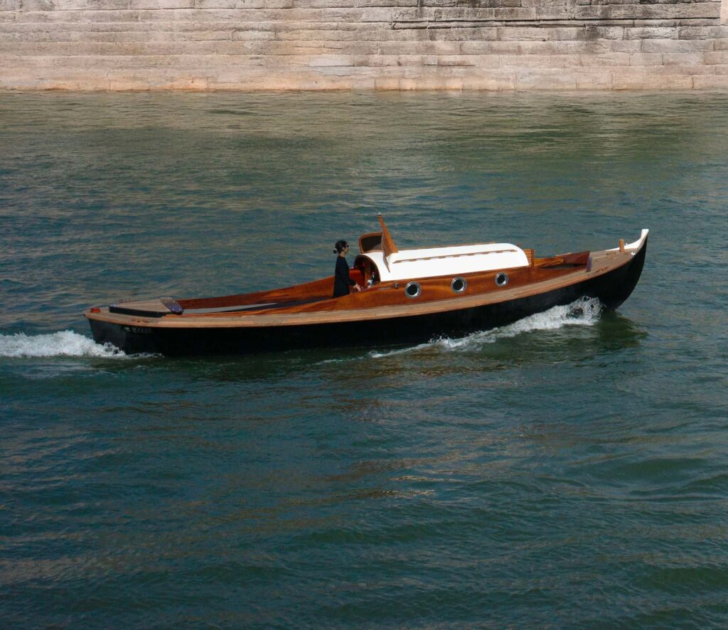 Nouvelle Vague, la seule pinasse navigant sur la Seine.